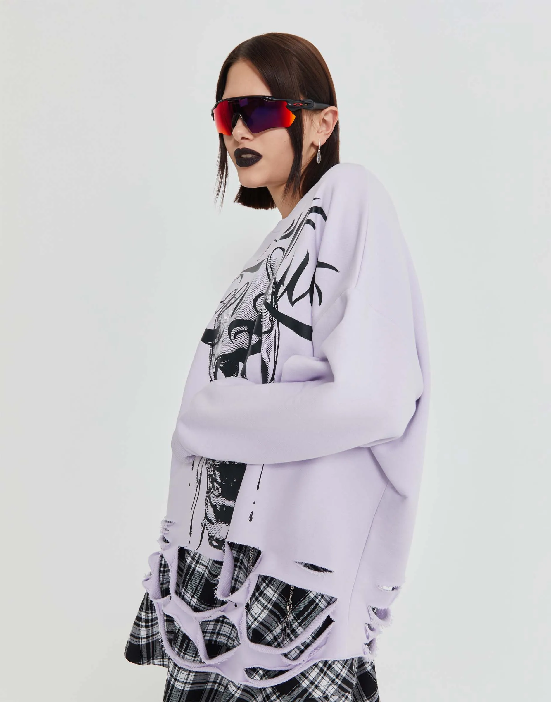 Сиреневый свитшот oversize с дырами и принтом